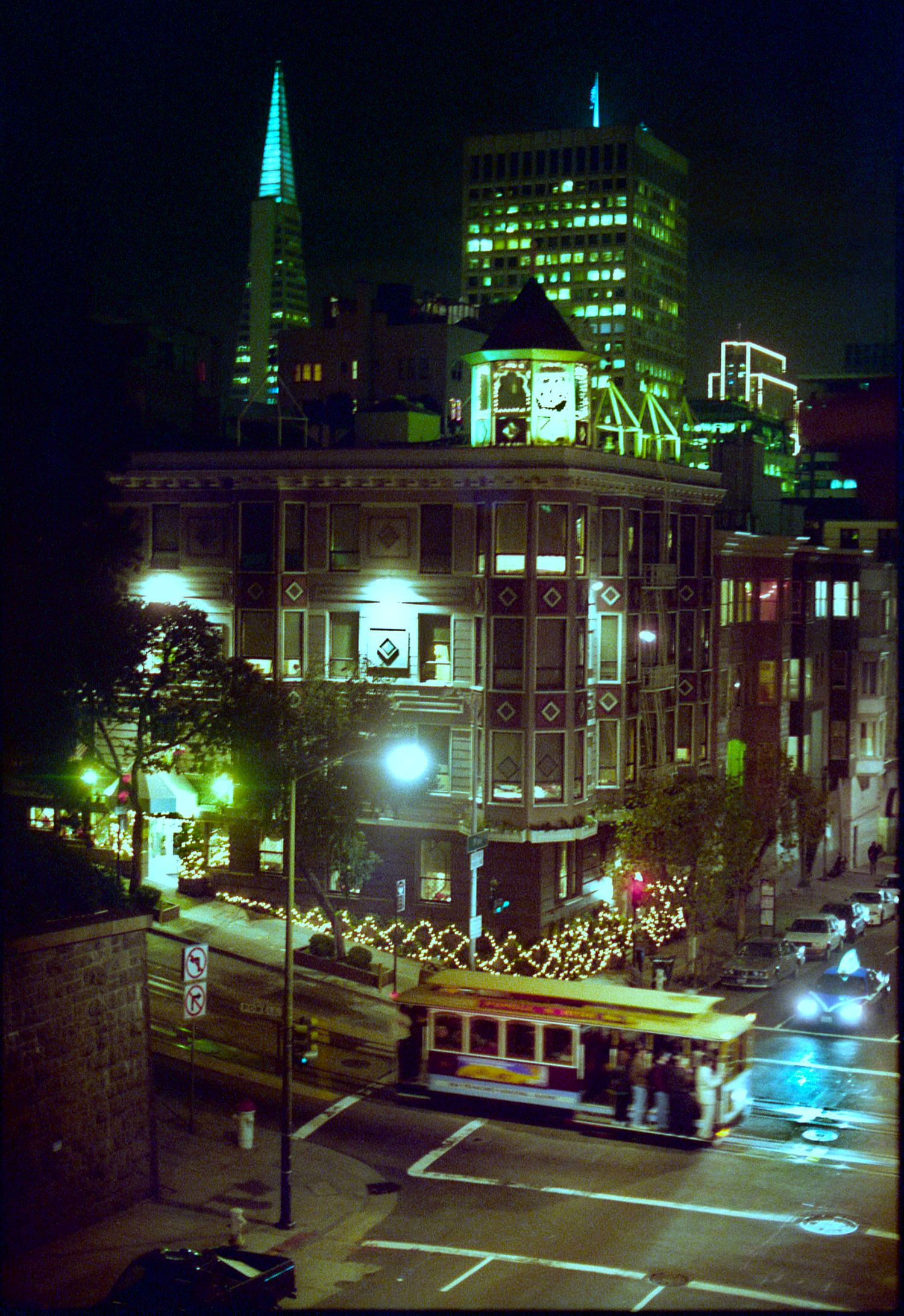 San Francisco cable car on Powell crossing Pine - 1997.